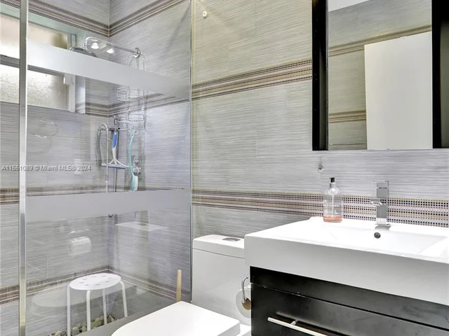 865 Bayside Ln, Weston FL 33326