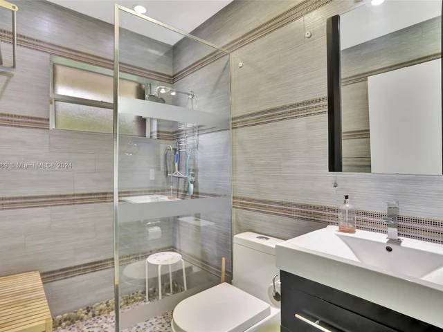 865 Bayside Ln, Weston FL 33326