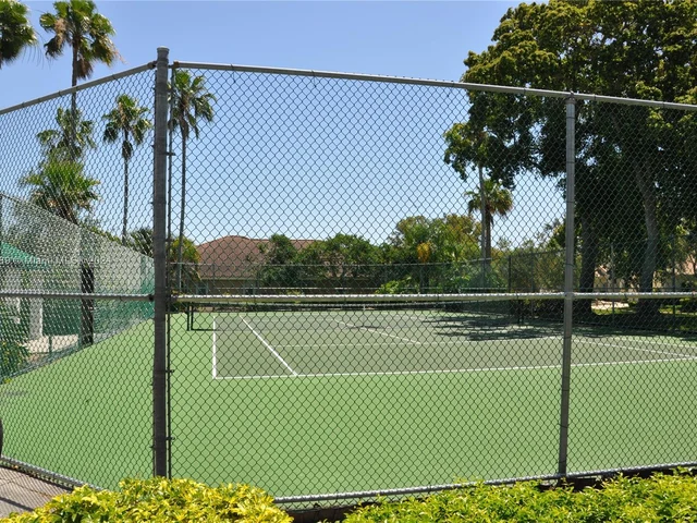 865 Bayside Ln, Weston FL 33326