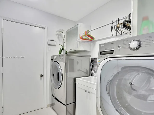 865 Bayside Ln, Weston FL 33326