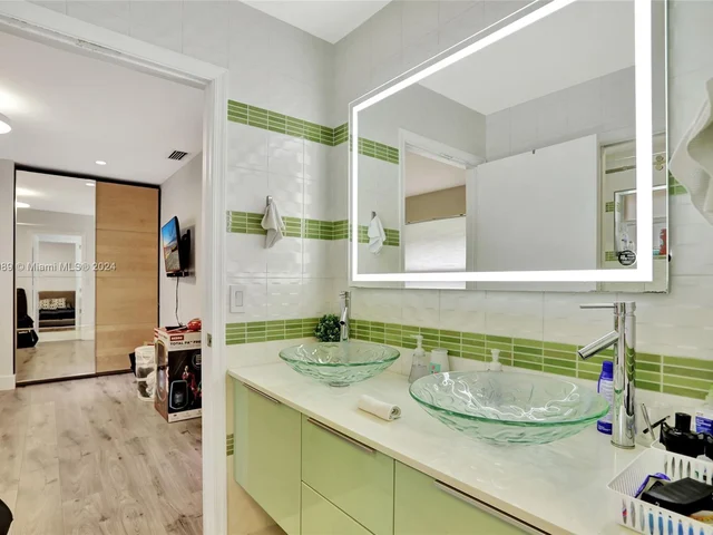 865 Bayside Ln, Weston FL 33326