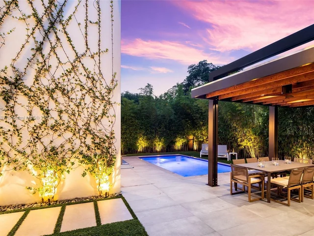 8641 Arboretum Ln, Miami FL 33138