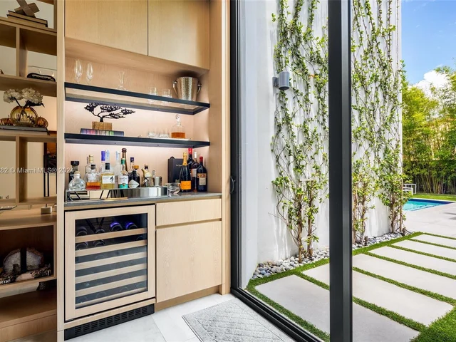 8641 Arboretum Ln, Miami FL 33138