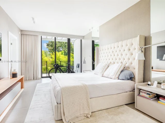 8641 Arboretum Ln, Miami FL 33138