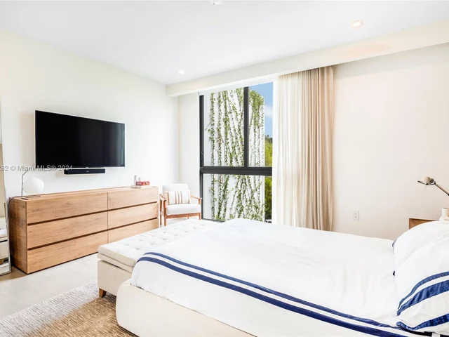 8641 Arboretum Ln, Miami FL 33138