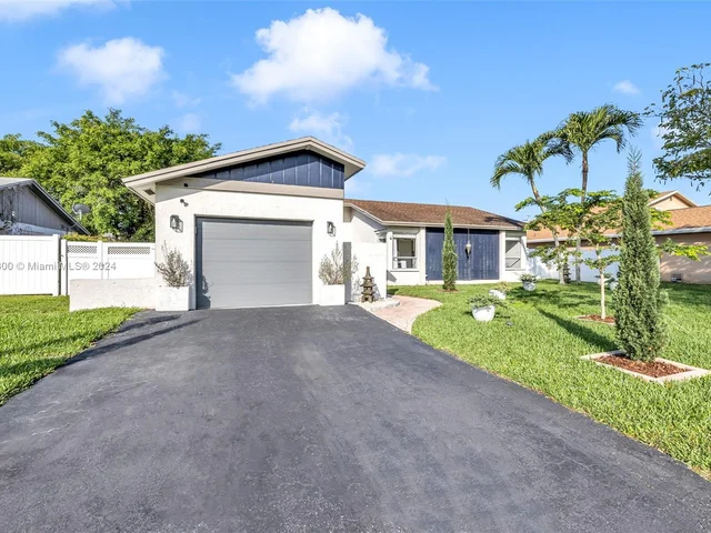 303 NW 41st Ave, Deerfield Beach FL 33442