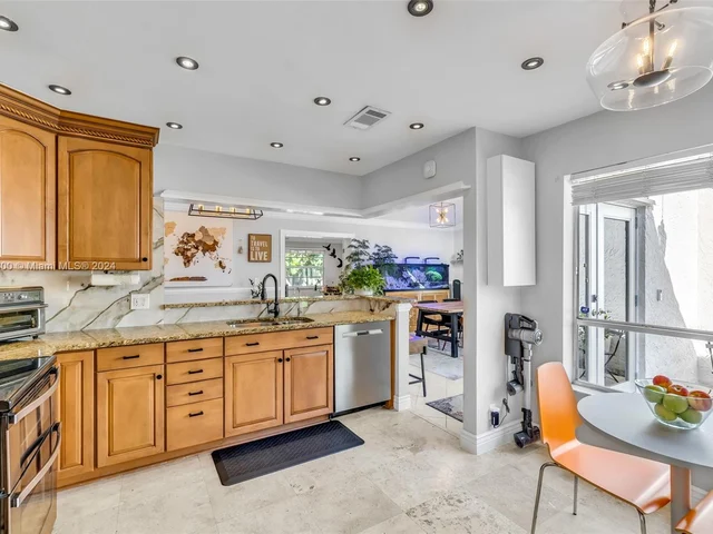 303 NW 41st Ave, Deerfield Beach FL 33442