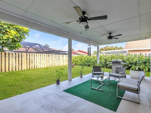 303 NW 41st Ave, Deerfield Beach FL 33442