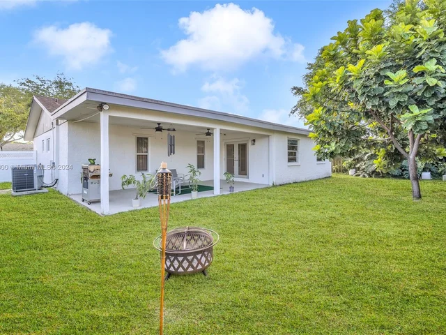 303 NW 41st Ave, Deerfield Beach FL 33442