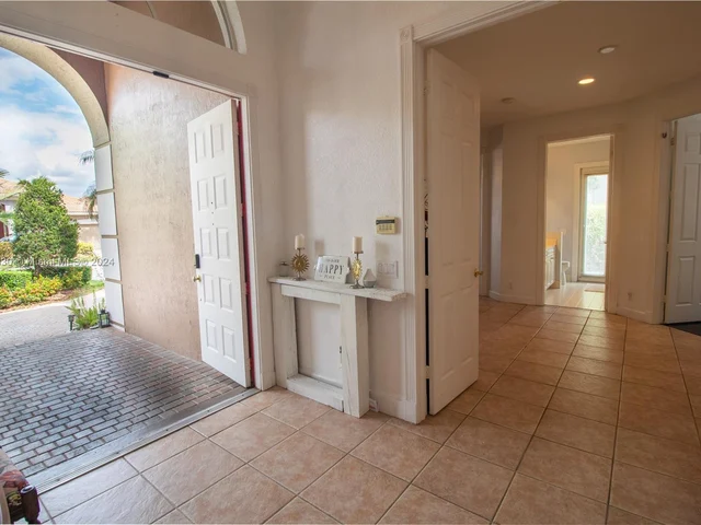 563 NW 120th Dr, Coral Springs FL 33071