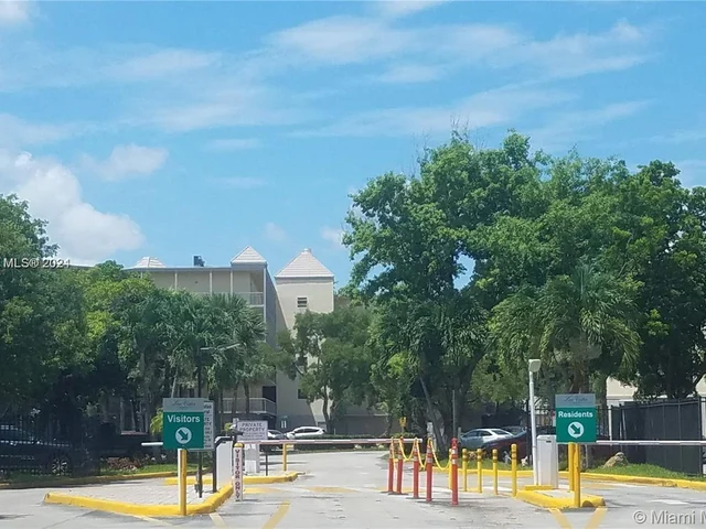 8323 Lake Dr # 405, Doral FL 33166