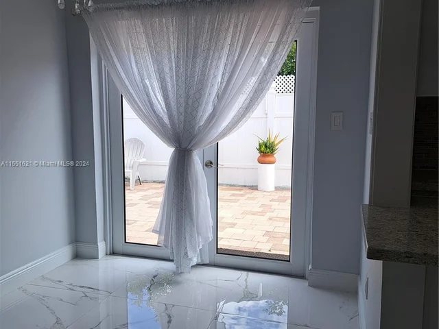 7790 NW 42nd St, Davie FL 33024