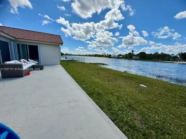 712 NW 177th Ave, Pembroke Pines FL 33029