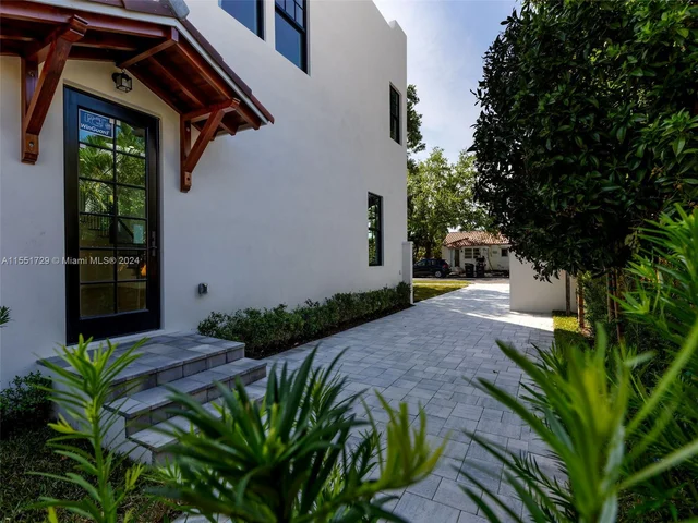 611 Sunset Rd, West Palm Beach FL 33401