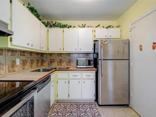 111 Golden Isles Dr # E3, Hallandale Beach FL 33009