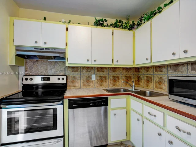 111 Golden Isles Dr # E3, Hallandale Beach FL 33009