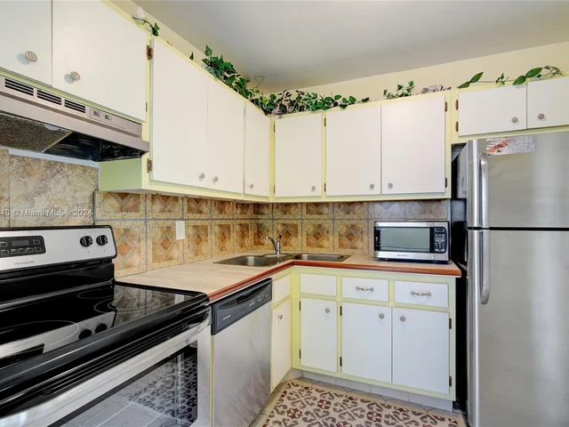 111 Golden Isles Dr # E3, Hallandale Beach FL 33009