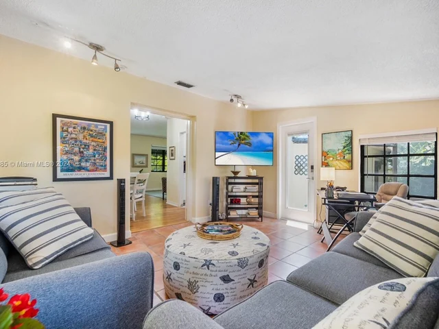 273 NE 107th St, Miami FL 33161