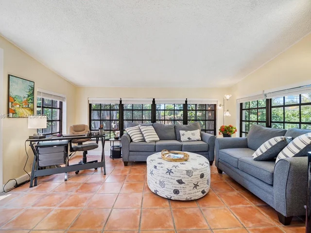 273 NE 107th St, Miami FL 33161