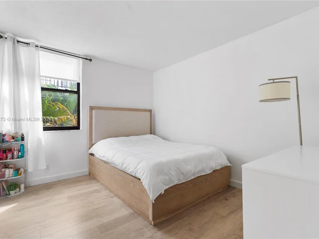 3350 NE 192nd St # B, Aventura FL 33180