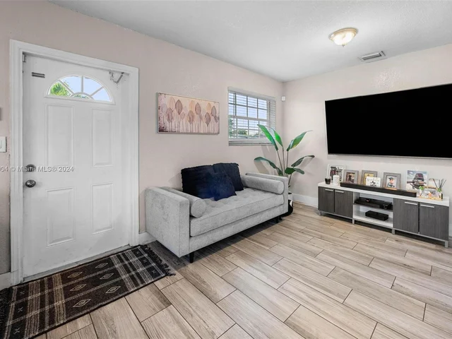 7340 Garfield St, Hollywood FL 33024