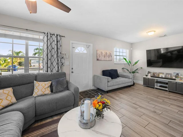 7340 Garfield St, Hollywood FL 33024