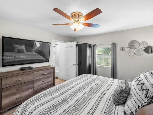 7340 Garfield St, Hollywood FL 33024