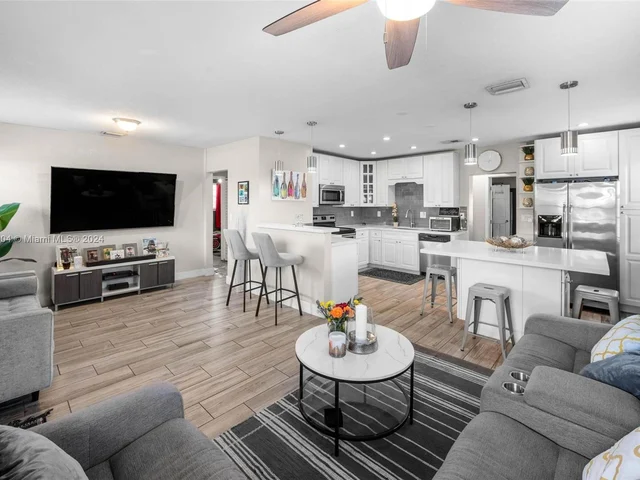 7340 Garfield St, Hollywood FL 33024