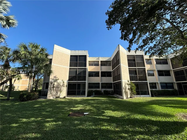 16251 Golf Club Rd # 302, Weston FL 33326