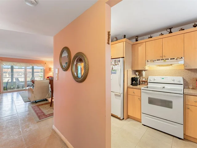 9620 Sunrise Lakes Blvd # 301, Sunrise FL 33322