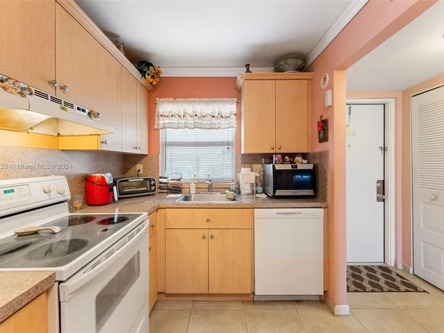 9620 Sunrise Lakes Blvd # 301, Sunrise FL 33322