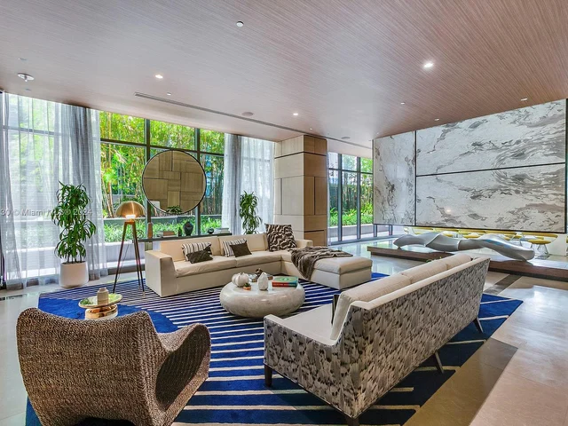 45 SW 9th St, Miami FL 33130