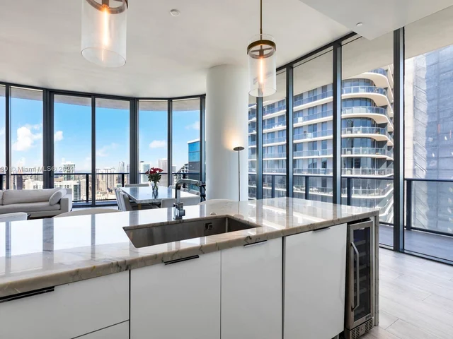 45 SW 9th St, Miami FL 33130