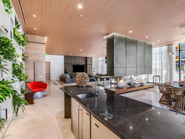 45 SW 9th St, Miami FL 33130