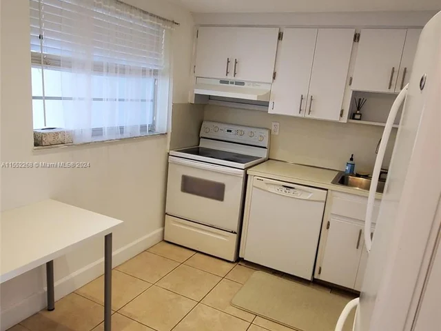 7900 Tatum Waterway Dr # 502, Miami Beach FL 33141