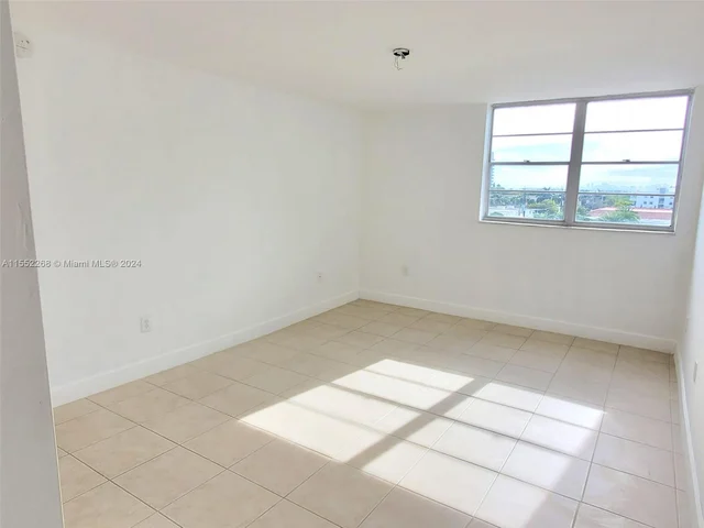7900 Tatum Waterway Dr # 502, Miami Beach FL 33141