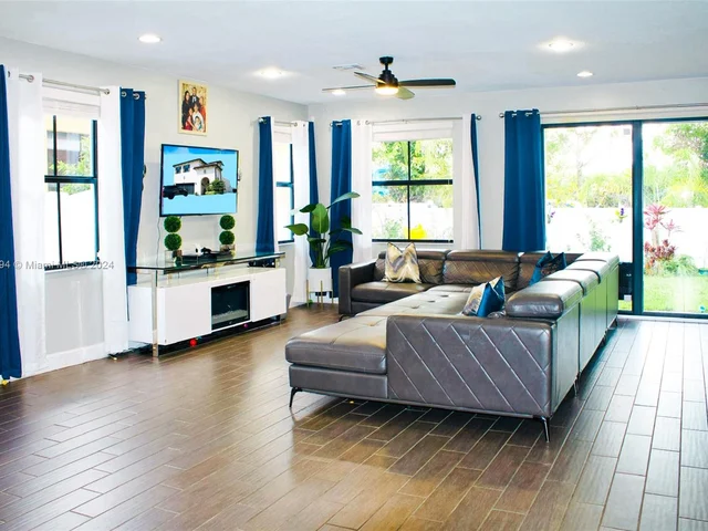 4919 NW 51st Ter, Tamarac FL 33319