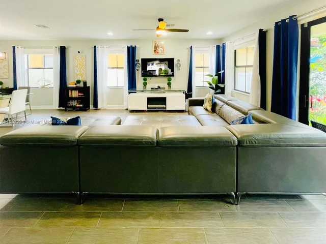 4919 NW 51st Ter, Tamarac FL 33319