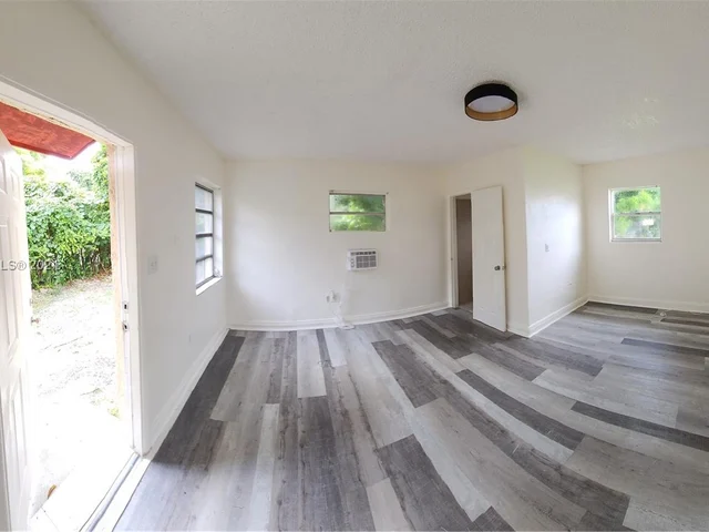 1030 NW 106th St, Miami FL 33150