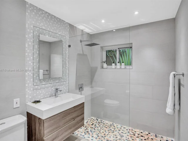 7910 Hawthorne Ave, Miami Beach FL 33141