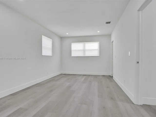 1041 NE 169th St, Miami FL 33162