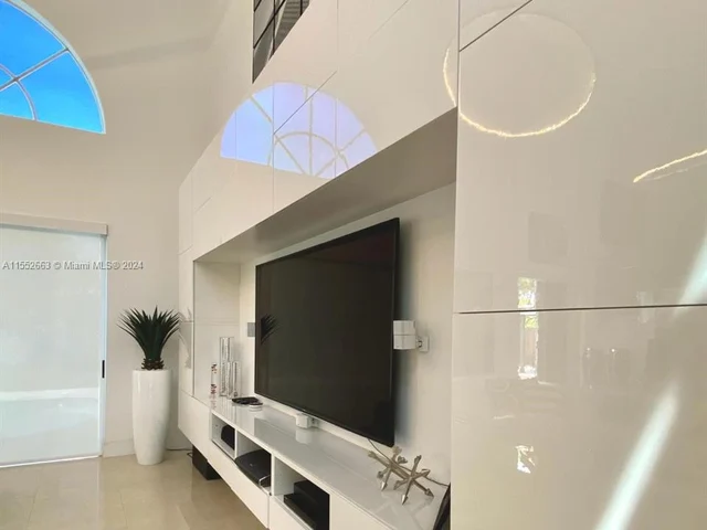 6218 NW 113th Pl, Doral FL 33178