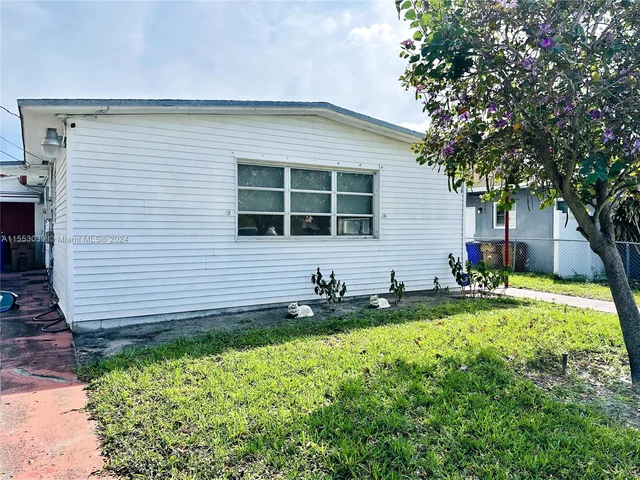 216 SW 1st St, Deerfield Beach FL 33441