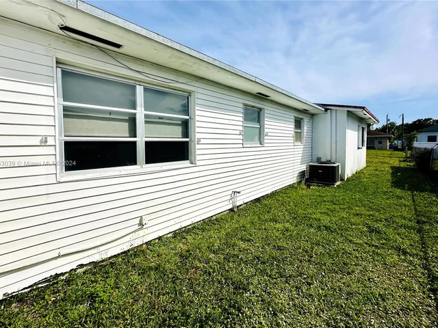 216 SW 1st St, Deerfield Beach FL 33441