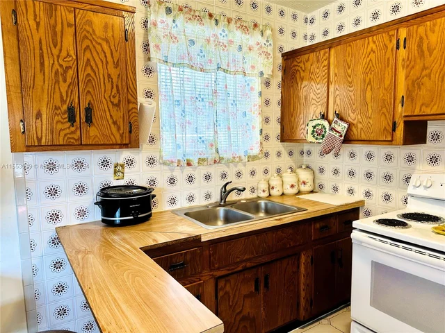 216 SW 1st St, Deerfield Beach FL 33441