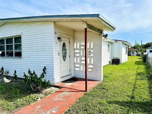 216 SW 1st St, Deerfield Beach FL 33441