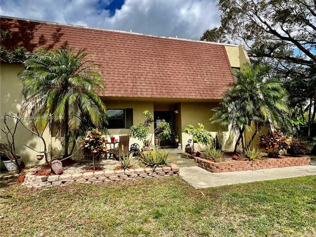 8900 Palm Tree Ln # 8900, Pembroke Pines FL 33024