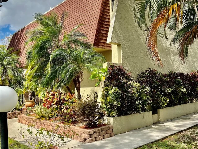 8900 Palm Tree Ln # 8900, Pembroke Pines FL 33024