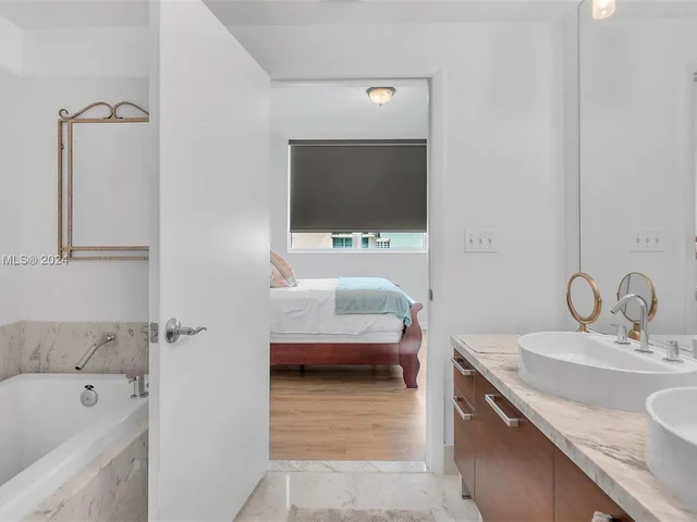 253 NE 2nd St # 2902, Miami FL 33132