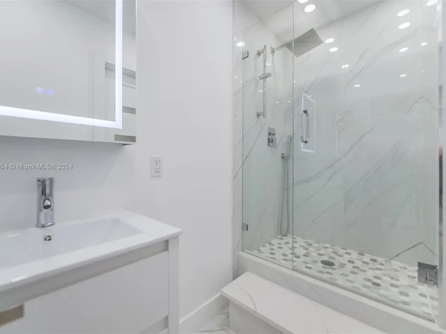 1980 S Ocean Dr # 18K, Hallandale Beach FL 33009